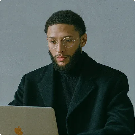 Homem trabalhando em seu computador
