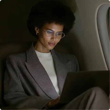 Mulher trabalhando em um avião