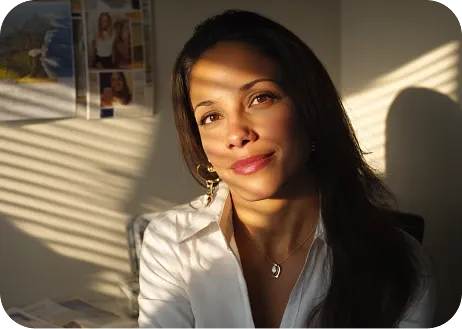 Mulher operadora de viagens olhando para frente