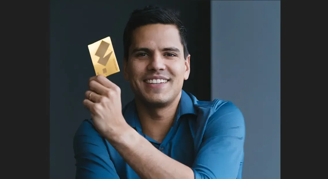 Rodrigo Tognini, CEO da Conta Simples, exibindo o cartão de ouro da Conta Simples