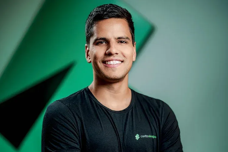 Rodrigo Tognini, CEO da Conta Simples, olhando para frente e sorrindo.