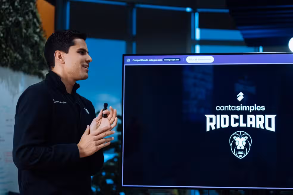 Rodrigo Tognini, CEO da Conta Simples, apresentando sobre o patrocínio da Rio Claro Basquete.